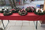 Adventskränze am Weihnachtsbasar 1